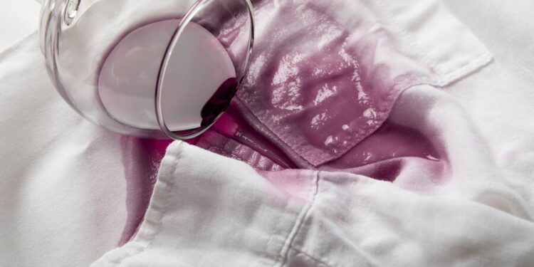 Inacreditável! Diga Adeus às Manchas de Roupas Brancas com Esta Dica!