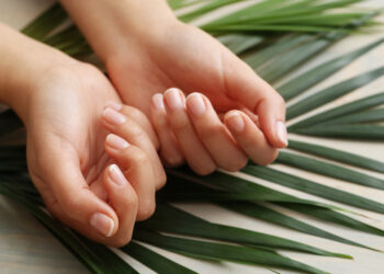 Saiba quando as listras brancas nas unhas podem ser um sinal de alerta