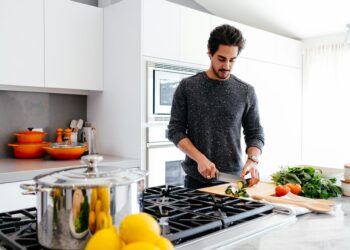 como fazer cozinha pequena parecer maior