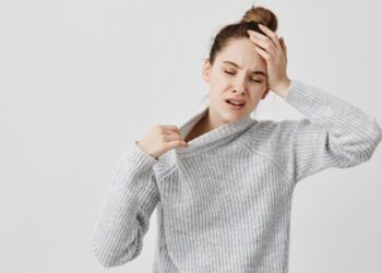 Os remédios naturais para dor de cabeça são opções que utilizam ingredientes naturais, como ervas, plantas e óleos essenciais, para aliviar o desconforto causado pelas cefaleias. Imagem: Freepik