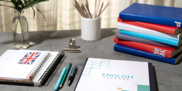 O inglês é a língua franca, ou seja, é o idioma mais usado para comunicação entre pessoas de diferentes nacionalidades. Imagem: Freepik