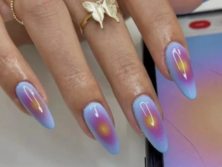 Unhas Aura Nails com efeito degradê colorido, criando uma sensação de aura mística e vibrante nas pontas dos dedos