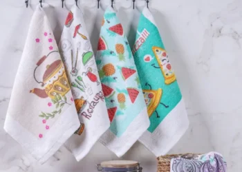 Panos de prato coloridos com ilustrações divertidas de comida