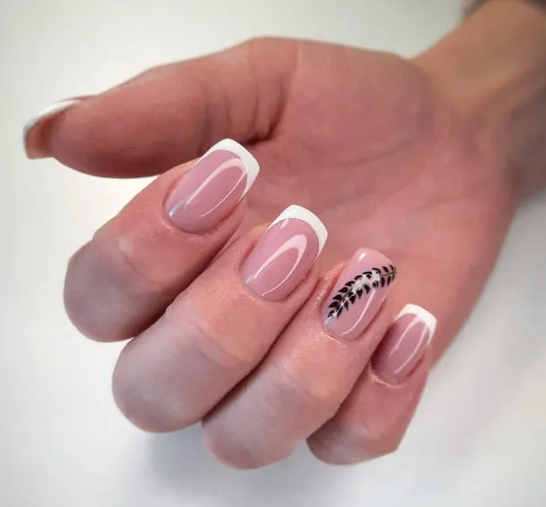 Unhas nude com detalhes minimalistas em branco e desenho delicado, trazendo sofisticação e elegância