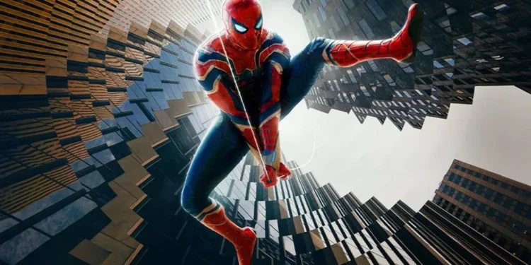 Homem-Aranha da nova trilogia, em um salto entre arranha-céus, com o traje clássico.