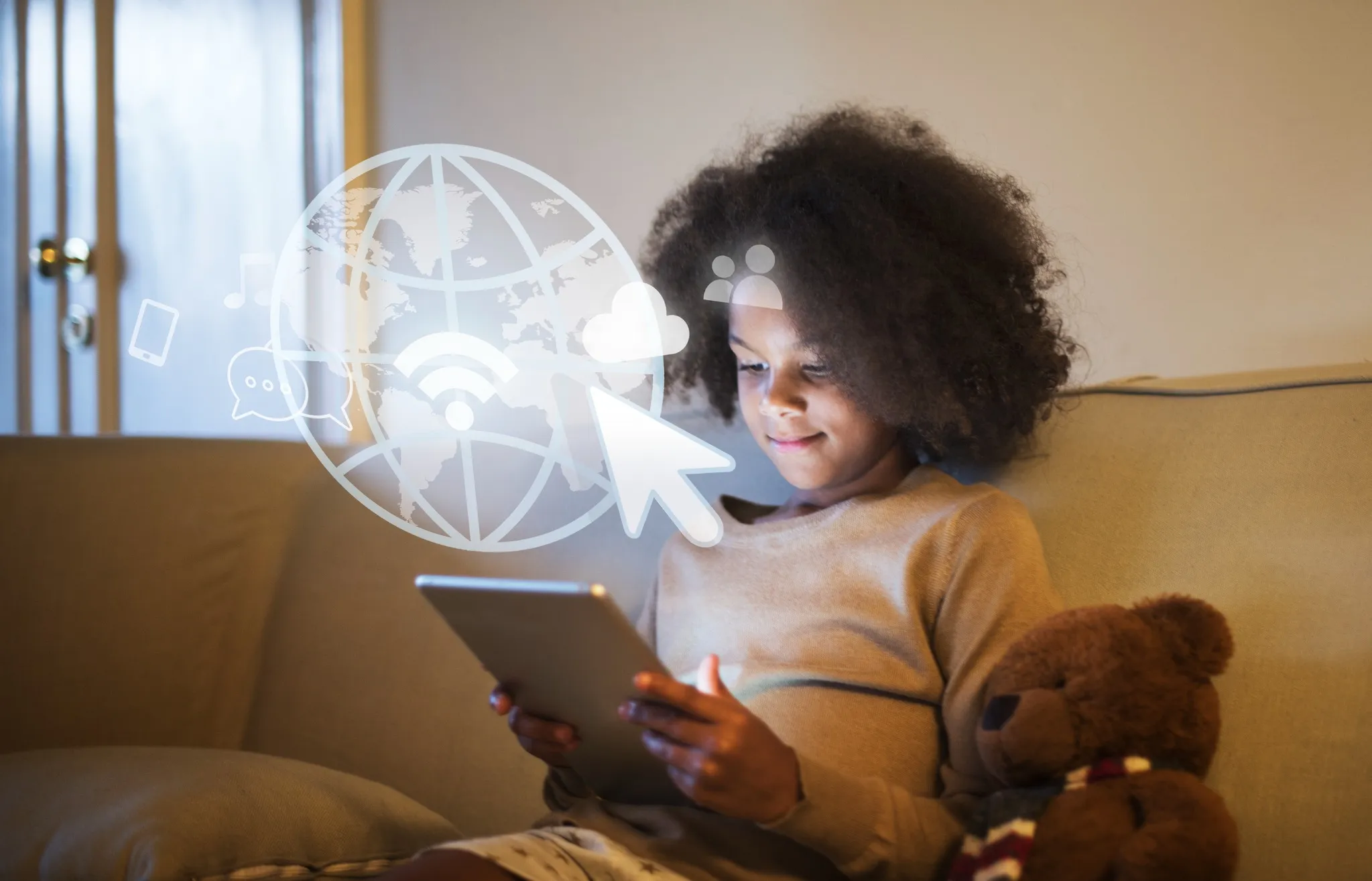 Criança sorrindo enquanto usa um tablet, ilustrando a experiência de navegação e conectividade online
