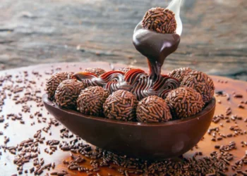 Capuccino e brigadeiro dentro de ovo de Páscoa, com calda de chocolate sendo derramada