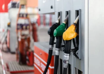 Bombas de combustível em posto de gasolina