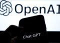Logo da OpenAI com a interface do ChatGPT, destacando o lançamento do GPT-5.